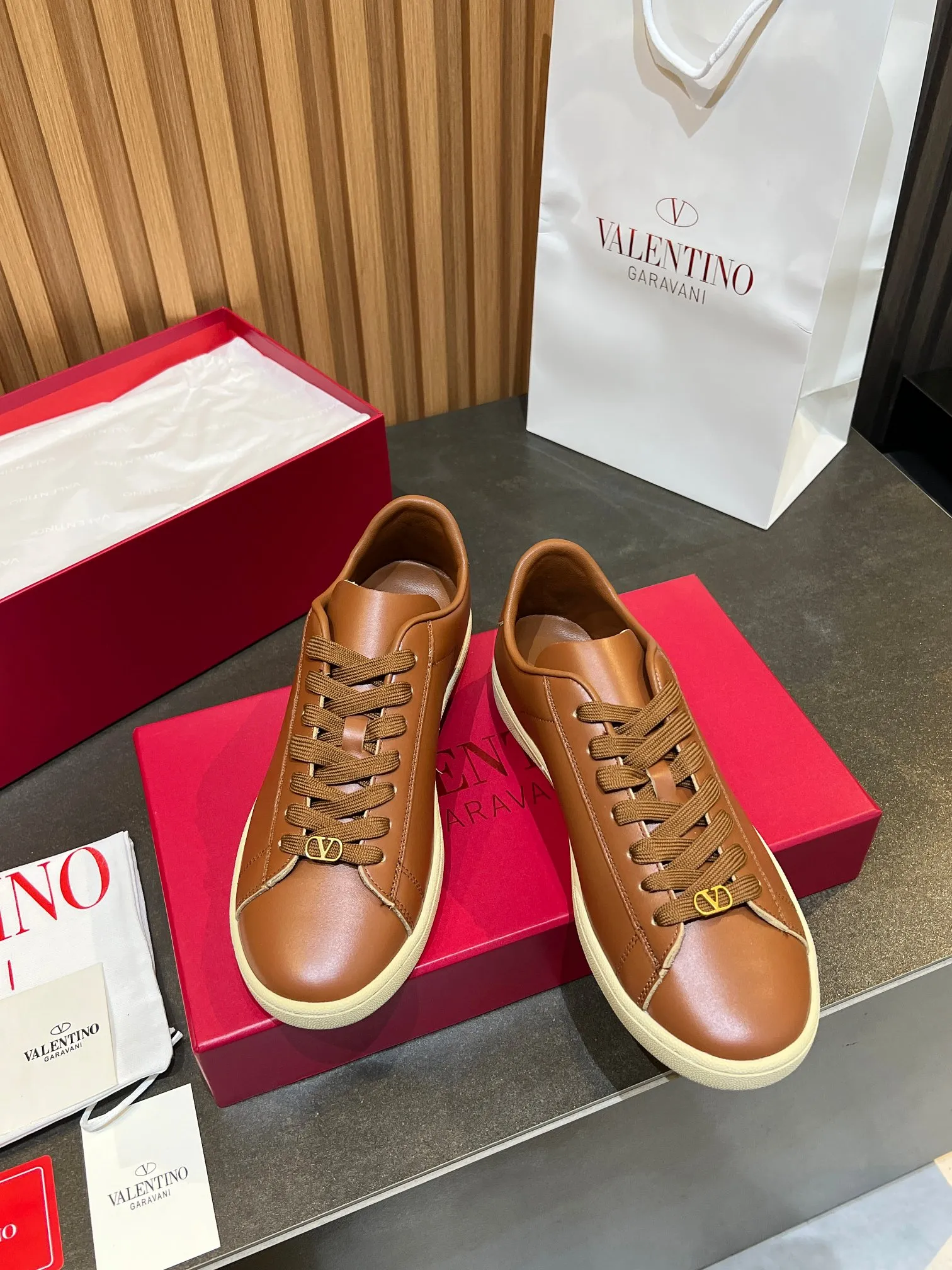 [Valentino] P: 640💰 Couple style, size: women 35-40▪️men 39-44 (45. Customized) Valentino VLTN casual shoes 2025 latest moral training shoes I can't put it down. Seiko details of cowhide sneakers, retro fashion, simple and advanced, casual matching. 1:1 restoration! Top luxury masterpiece, lace-up design, soft and comfortable imported calfskin brings excellent and elegant texture and excellent foot comfort. Top purchasing version upper: imported calfskin surface/original oil edge process + printing process. Inner lining: water-dyed cowhide lining. Outsole: original development 𝐓𝐏𝐔 two-color combination outsole. Packaging: full package with original configuration.